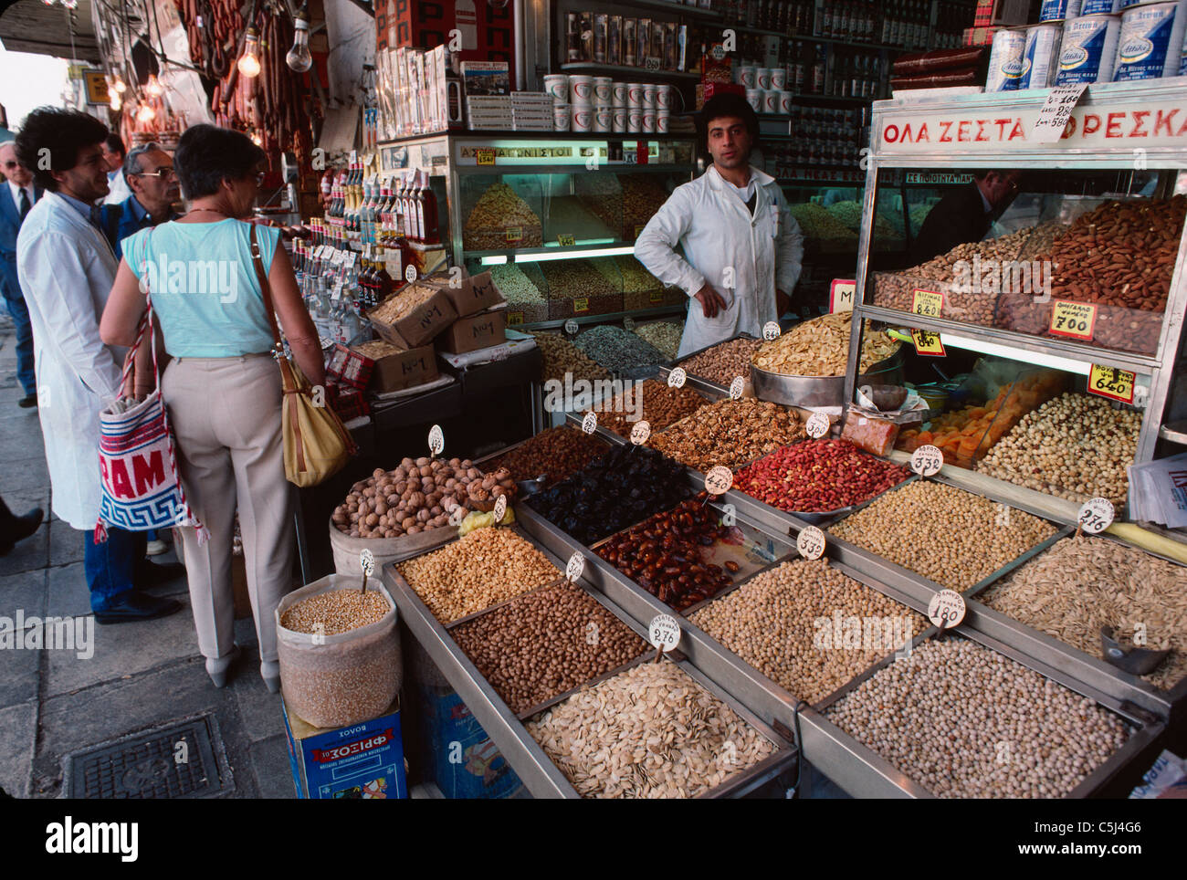 Lebensmittelgeschäft auf dem Hauptmarkt, Athen, Griechenland Stockfoto