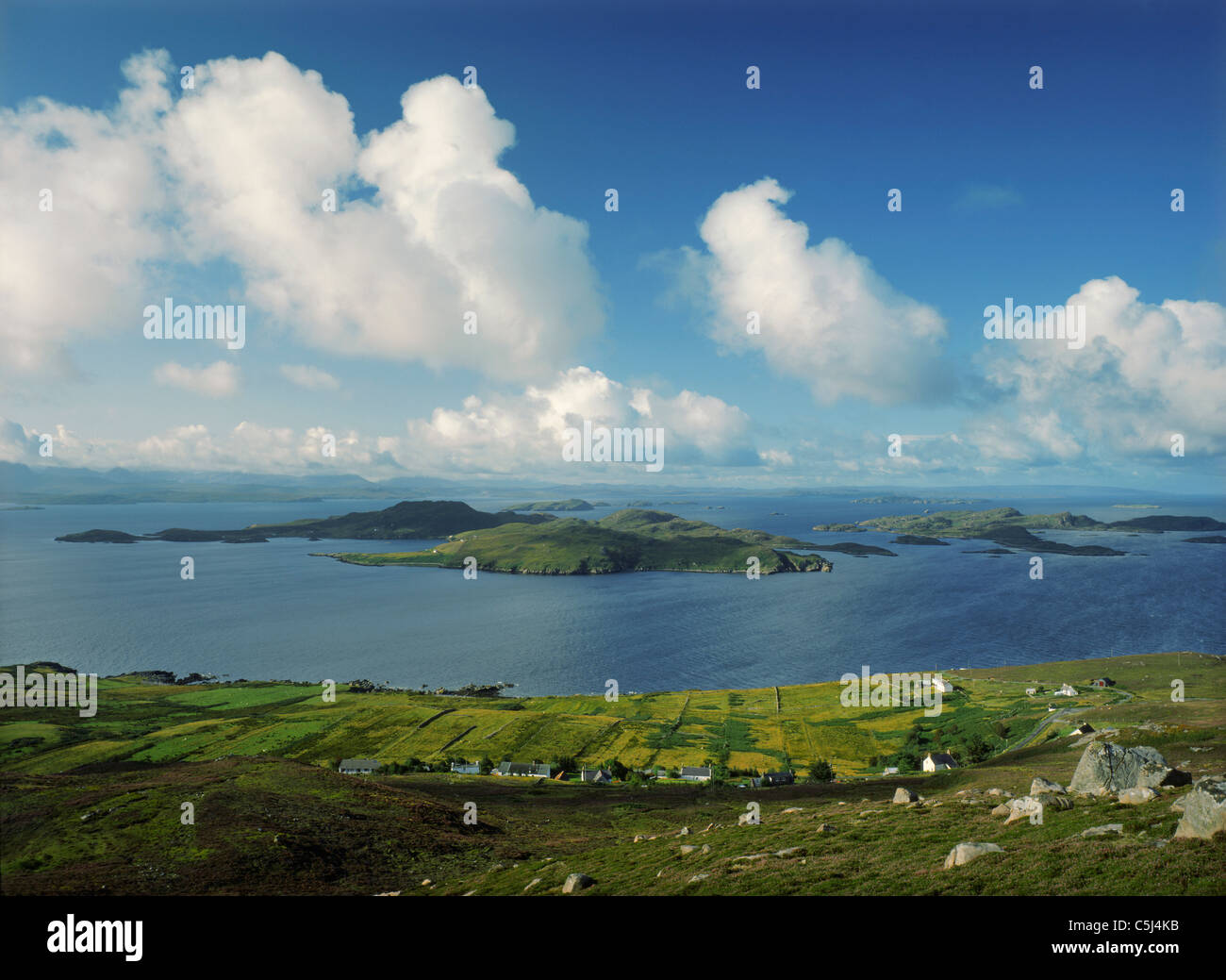 Die verstreuten Dorf Polbain und den Summer Isles, Wester Ross, schottischen Highlands, UK. Stockfoto