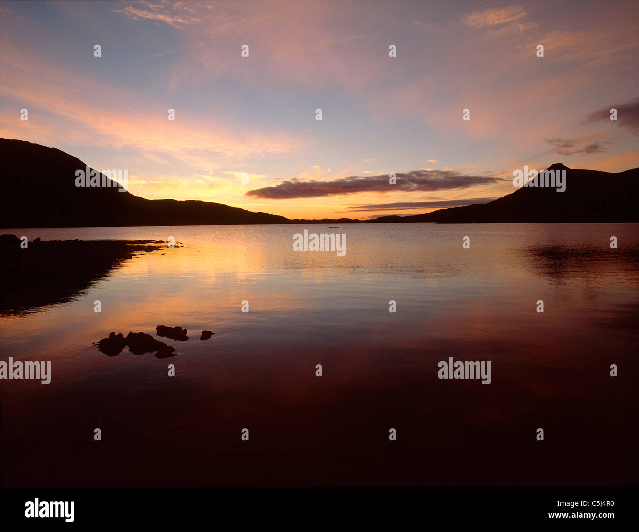 Sonnenuntergang am Loch Assynt, West Sutherland, Schottisches Hochland Stockfoto