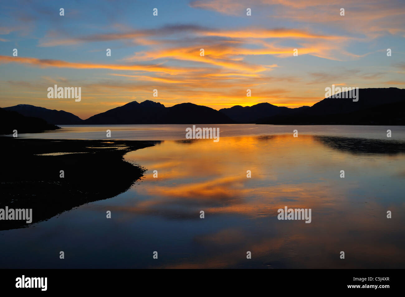 Der herrliche Sonnenuntergang über den Hügeln Ardgour im Hochformat spiegelt sich in den stillen Wassern des Loch Linnhe, westlichen Schottland, UK Stockfoto