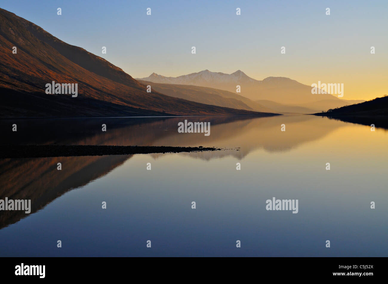 Ben Cruachan im warmen Abendlicht spiegelt sich in den ruhigen Gewässern des Loch Etive, Glen Etive, Argyll, westlichen Schottland, Großbritannien Stockfoto