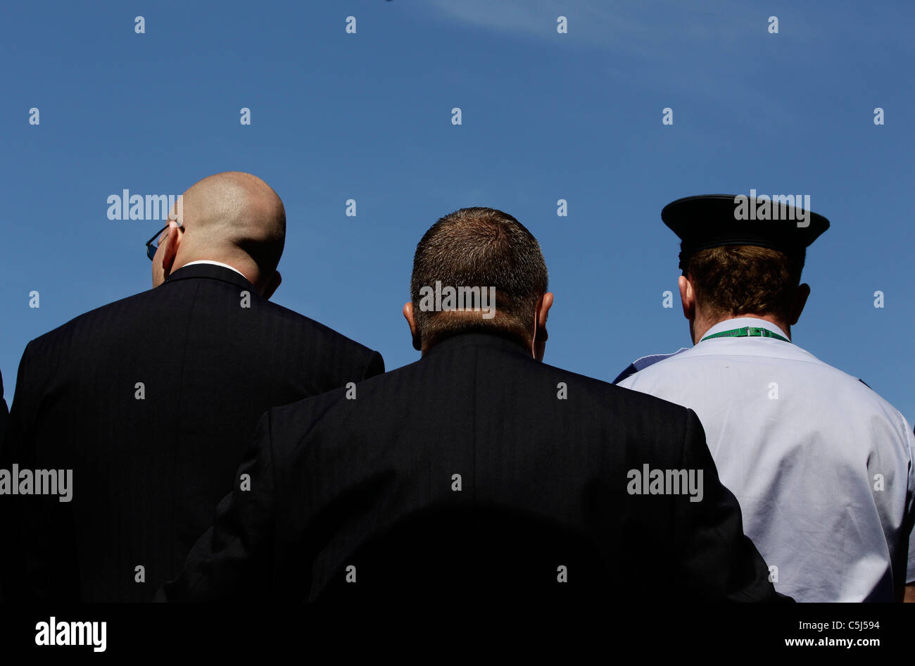 Rückansicht des drei Security-Männer bei den Wimbledon Championships Stockfoto