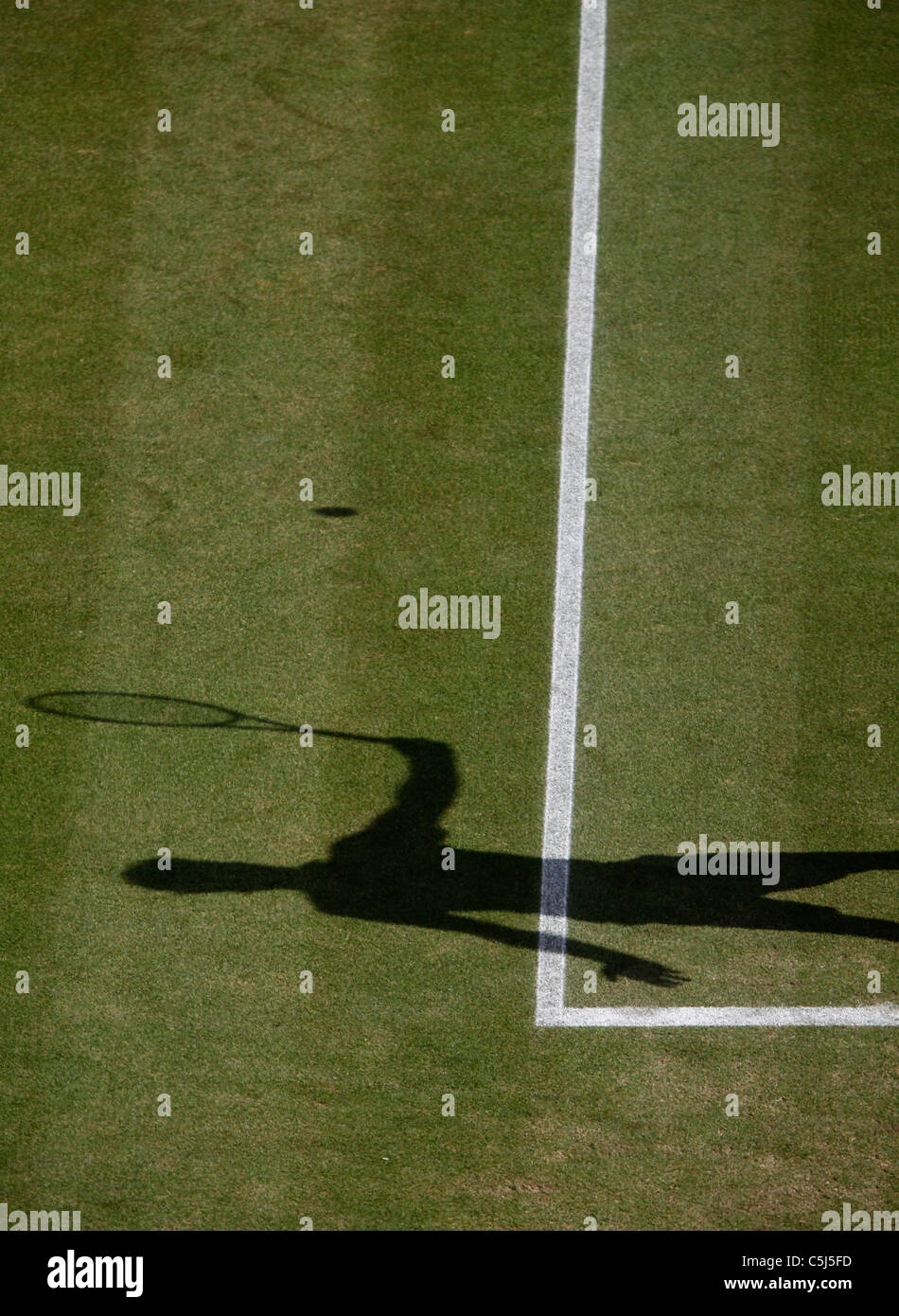 Schatten eines Spielers bei den Wimbledon Championships Stockfoto