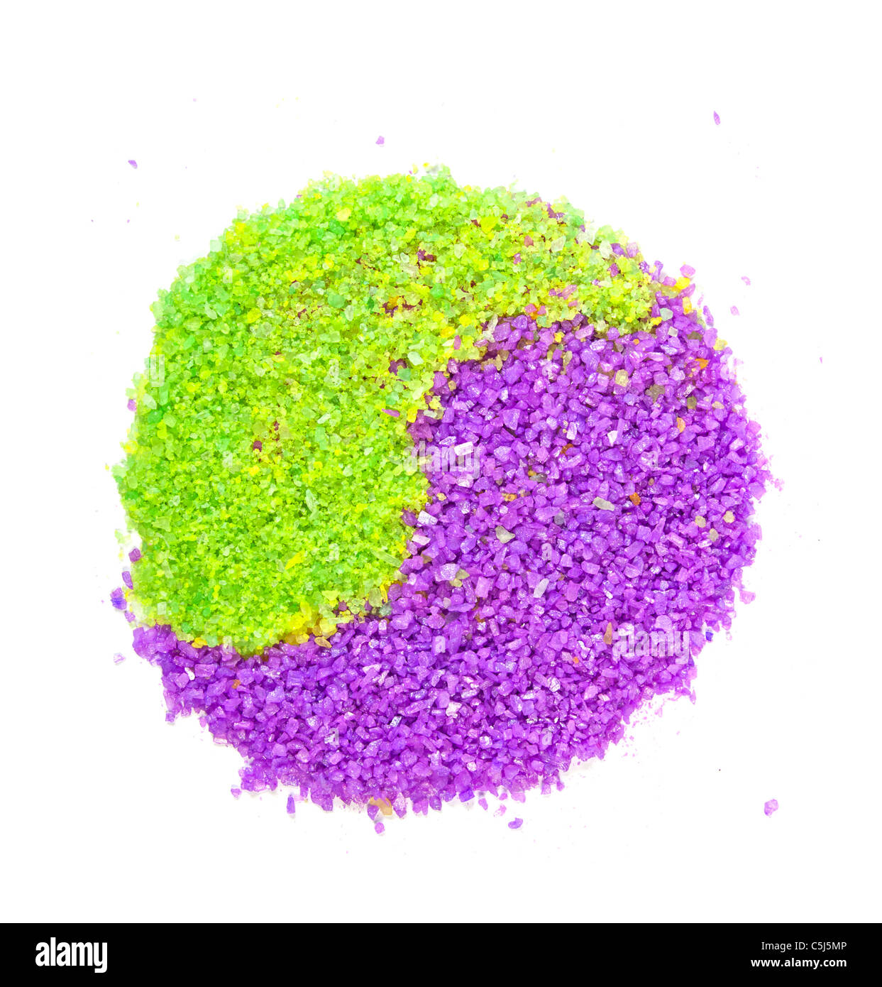 Lavendel und grünem Tee Meersalz in Yin-Yang-Zeichen isoliert auf weiss ...