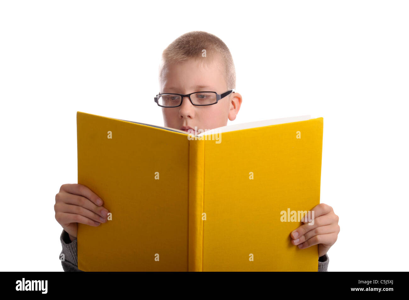 Junge mit Brille ein gelbes Buch zu lesen. Isoliert auf weißem Hintergrund Stockfoto