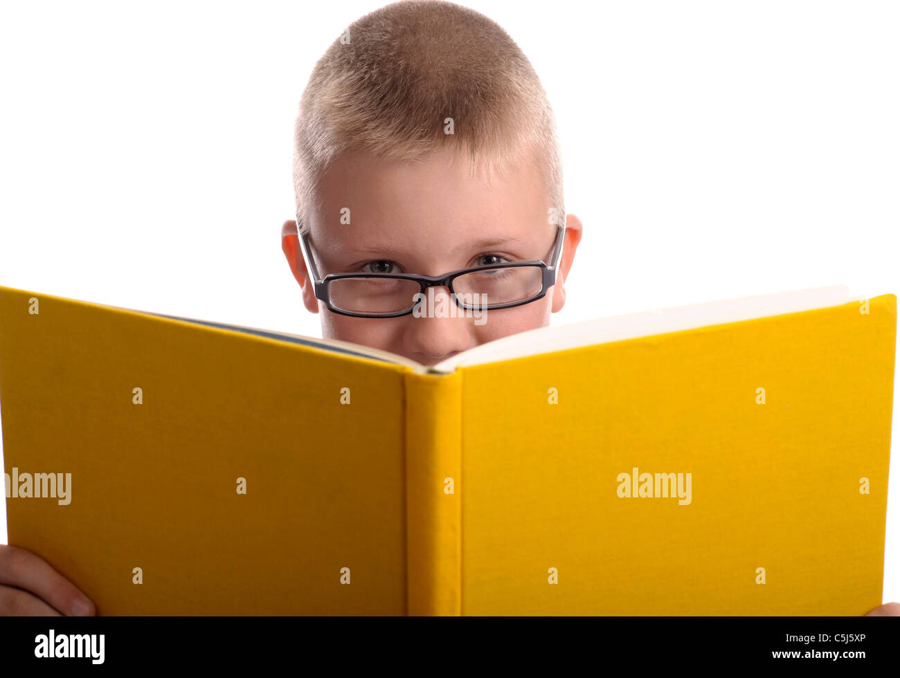 Junge mit Brille ein Buch lesen, isoliert auf weißem Hintergrund Stockfoto