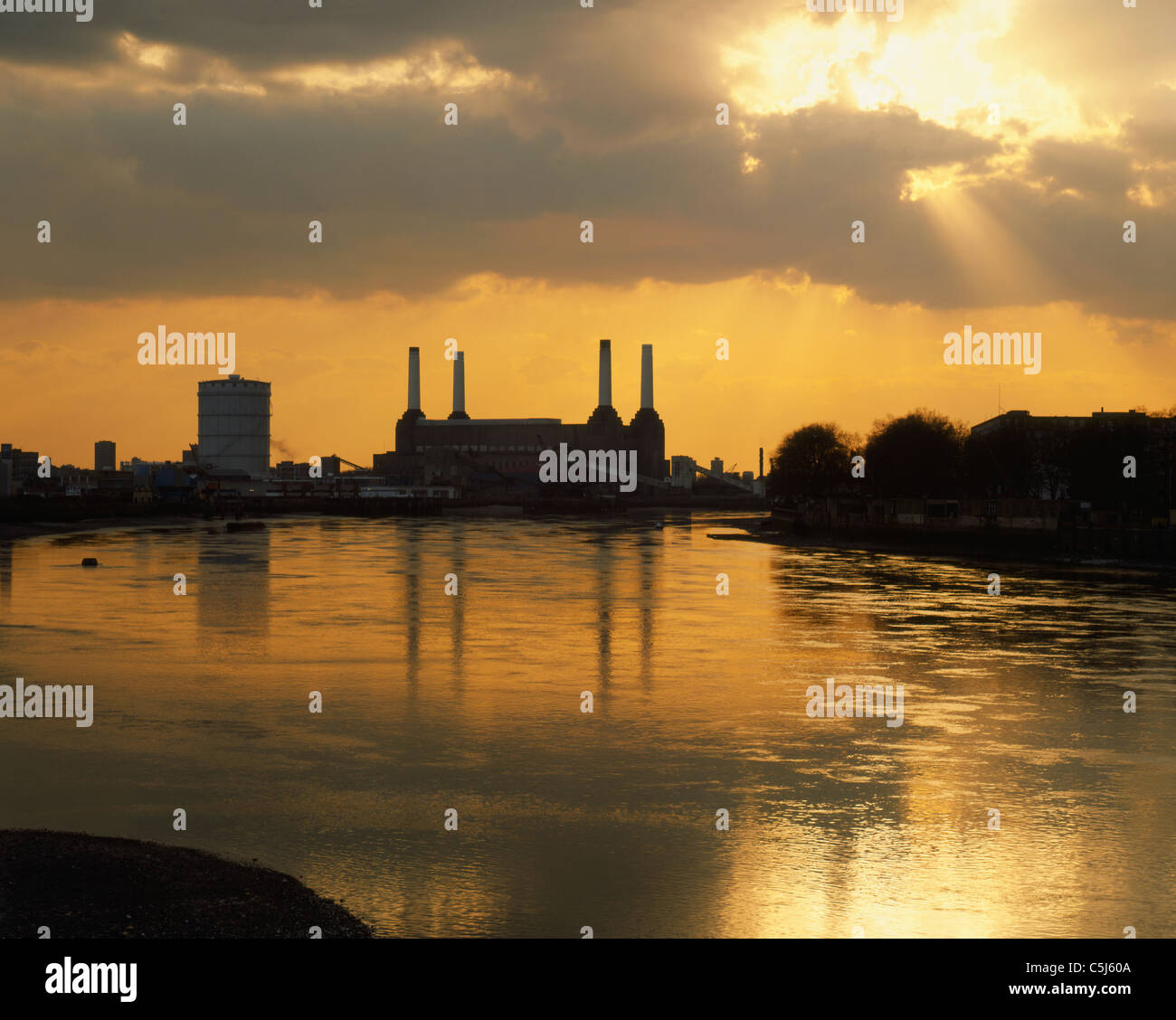 Battersea Power Station und die Themse in einem goldenen Sonnenuntergang, London, England Stockfoto