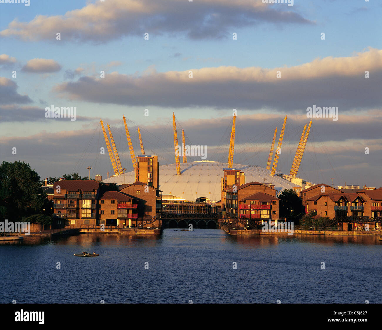 Der Millenium Dome gesehen in Surrey Docks im East End von London, England Stockfoto