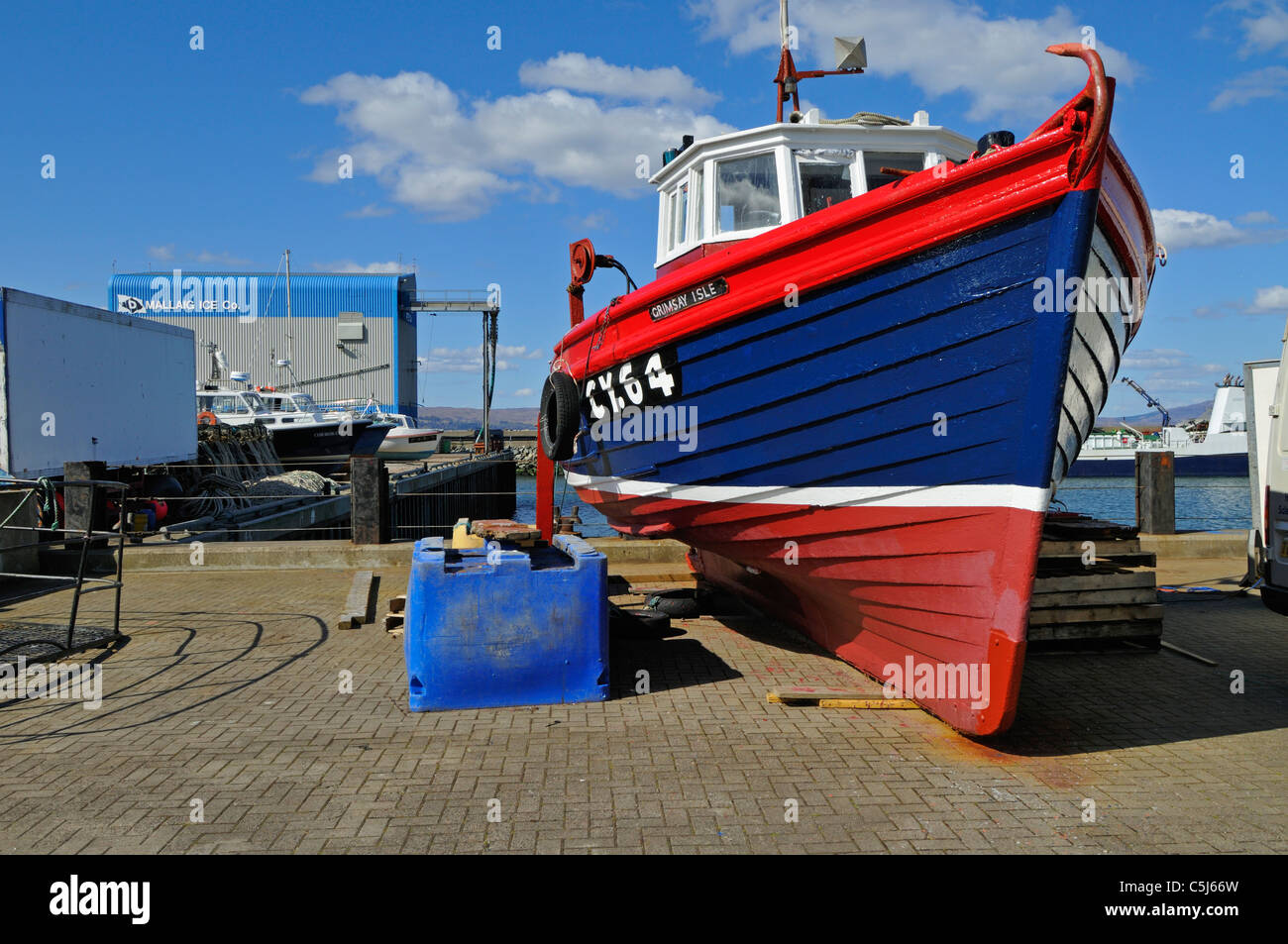 Hell und neu lackiert Fischerboot im Reparaturwerft in Mallaig, Inverness-Shire, Schottland, Großbritannien. Stockfoto