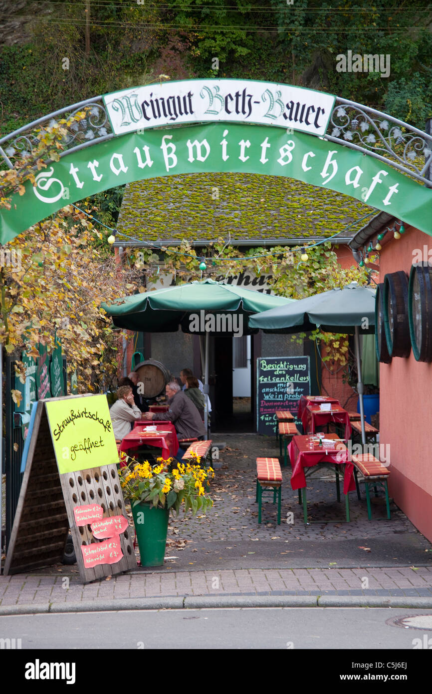 Strausswirtschaft in Traben-Trabach, saisonale Winzers öffnet eine Weinstube und vertreibt ihre Produkte direkt, Mosel Stockfoto