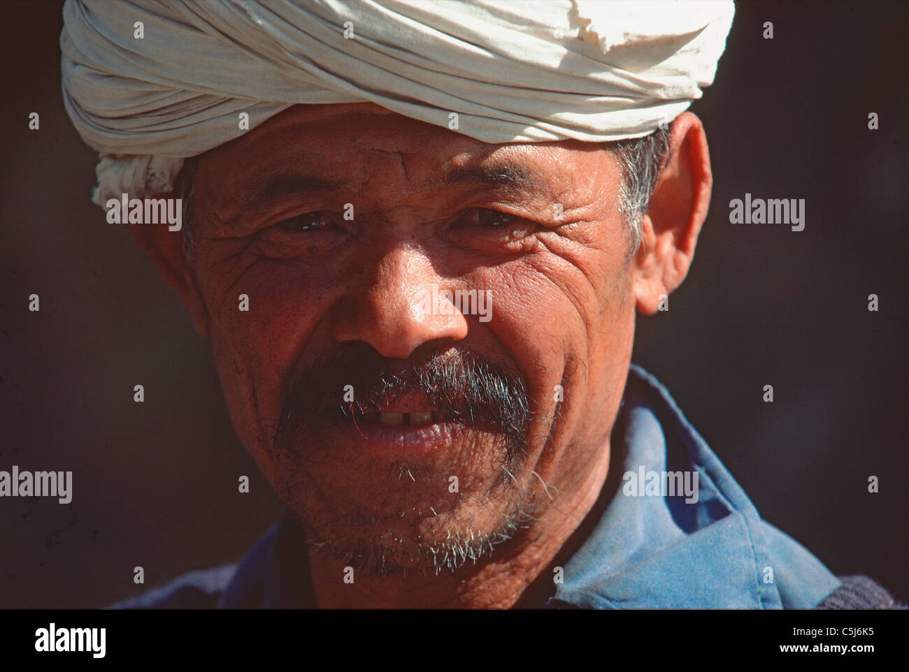 Porträt einer Gurung Highlander in weißen Turban, Ganesh Himal Region Nepal Himalaya. Stockfoto