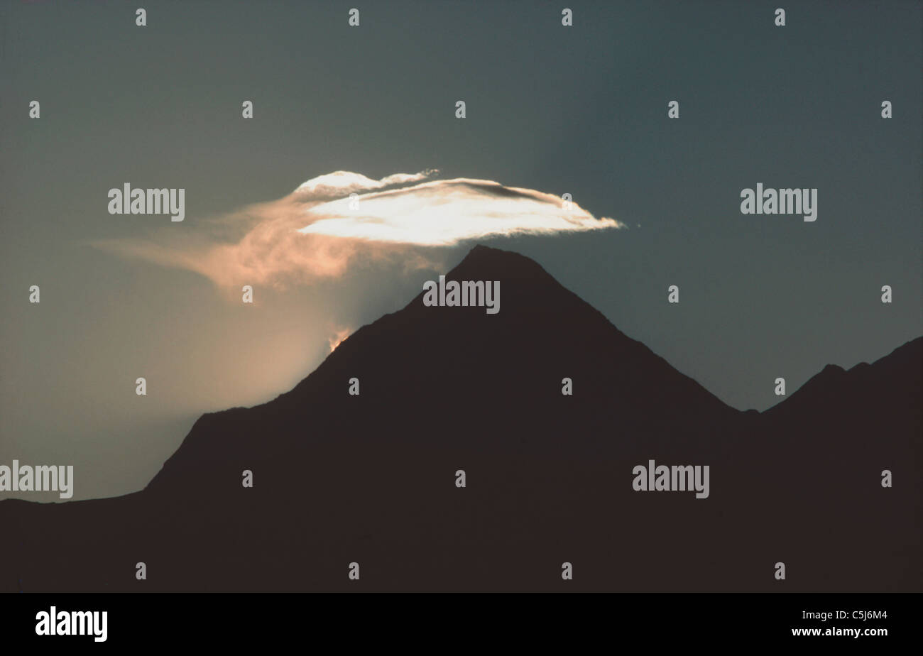 Untertasse-förmigen Wolke im Abendlicht über dem Gipfel des Dhaulagiri, Nepal Himalaya. Stockfoto