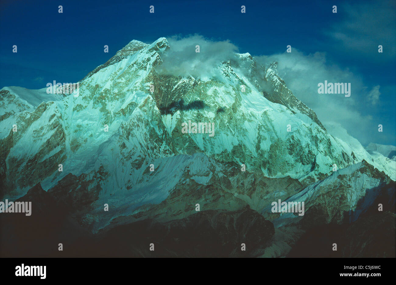 Ungewohnten Blick auf den Everest-Gruppe von Gipfeln (Everest auf der linken Seite der "Krone") von Lobuche Peak in der Khumbu-Region von Osten gesehen Stockfoto