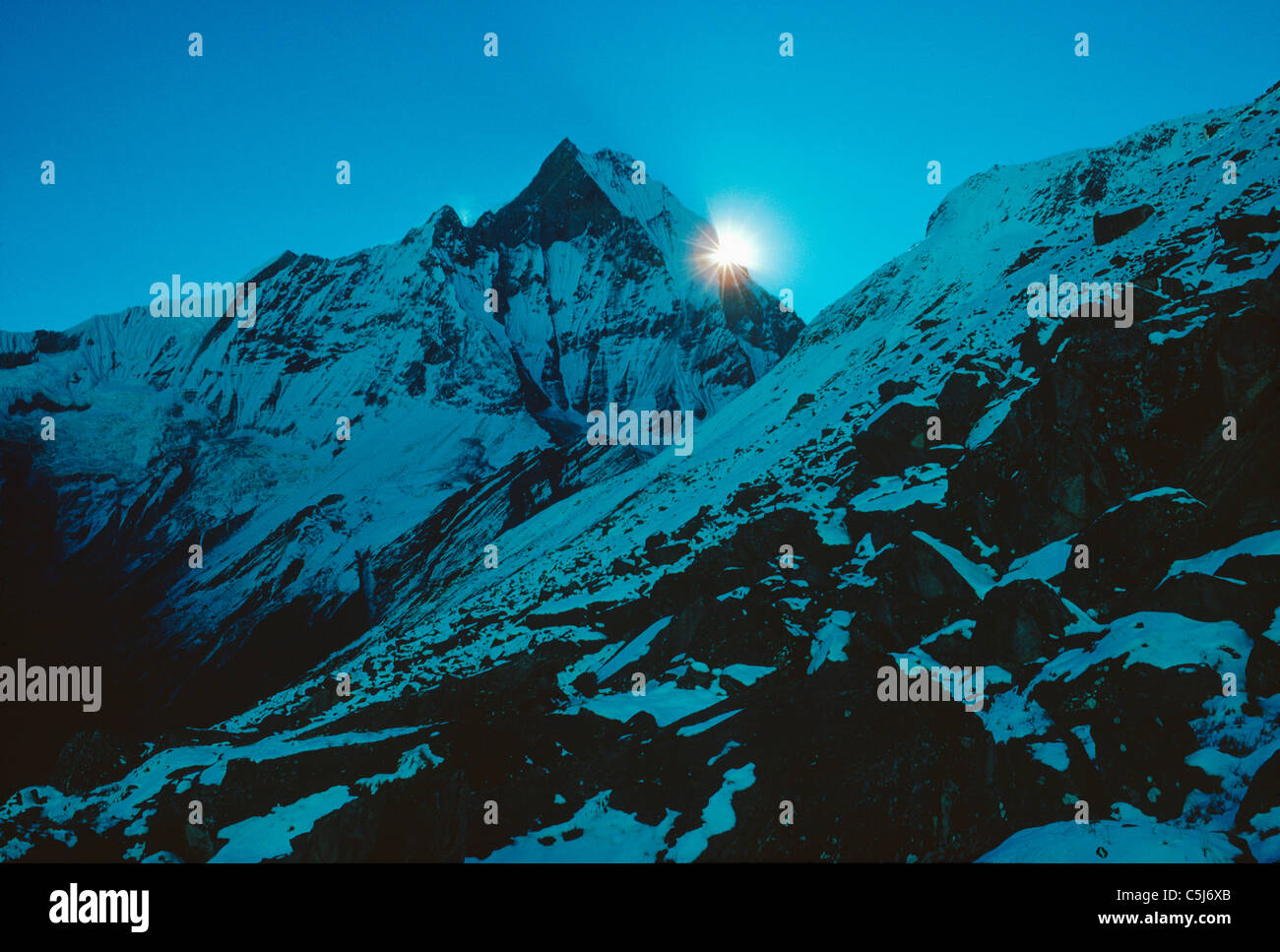 Sonnenaufgang hinter der Schulter des Machapuchare (Fischschwanz), Annapurna Sanctuary, Nepal Himalaya. Stockfoto