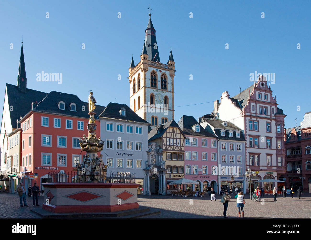 Hauptmarkt von Trier Und Petrusbrunnen, Hauptmarkt von Trier mit dem Petrus-Brunnen Stockfoto