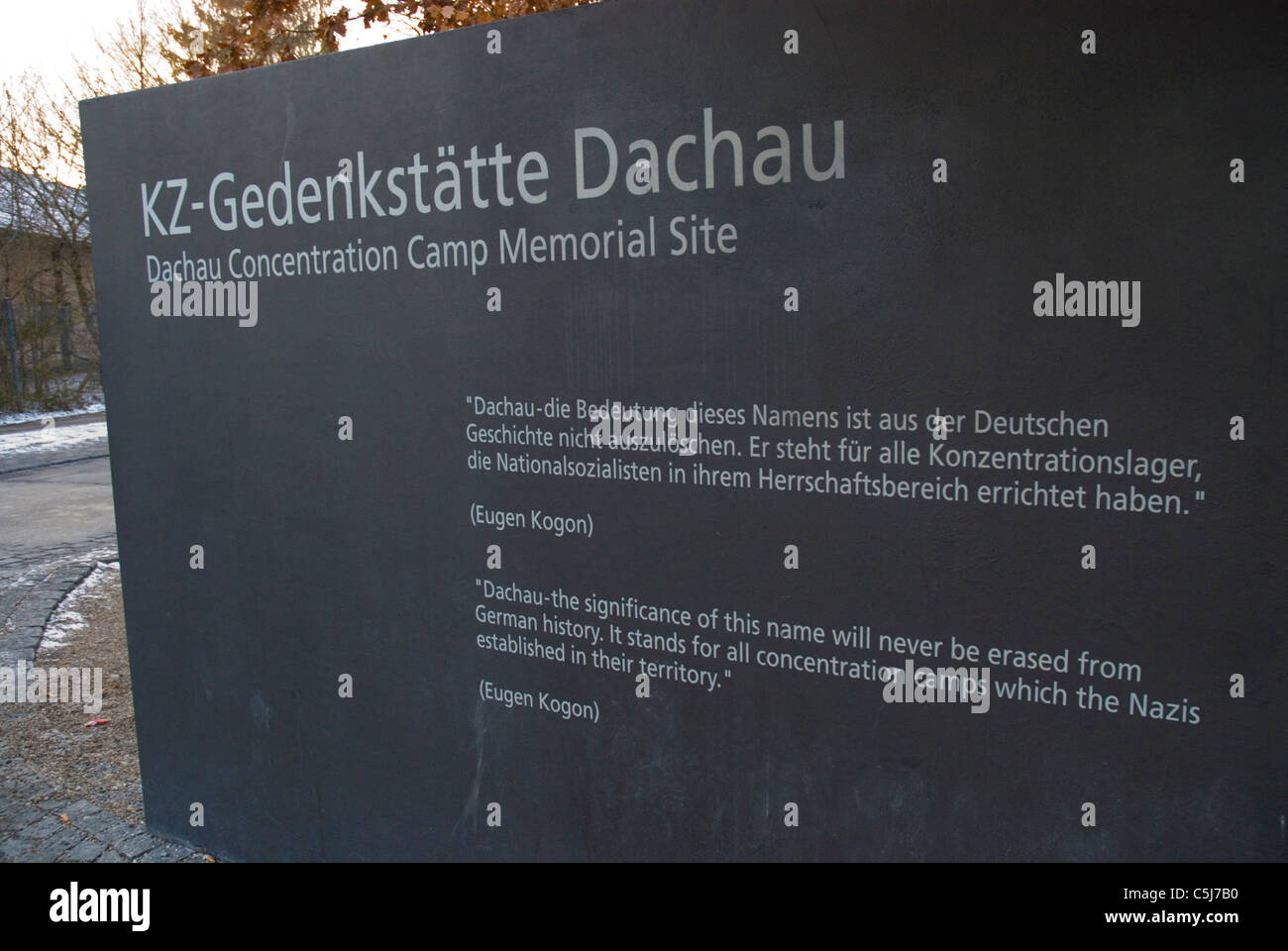 Melden Sie außen KZ Dachau München Bayern Deutschland Europa Stockfoto