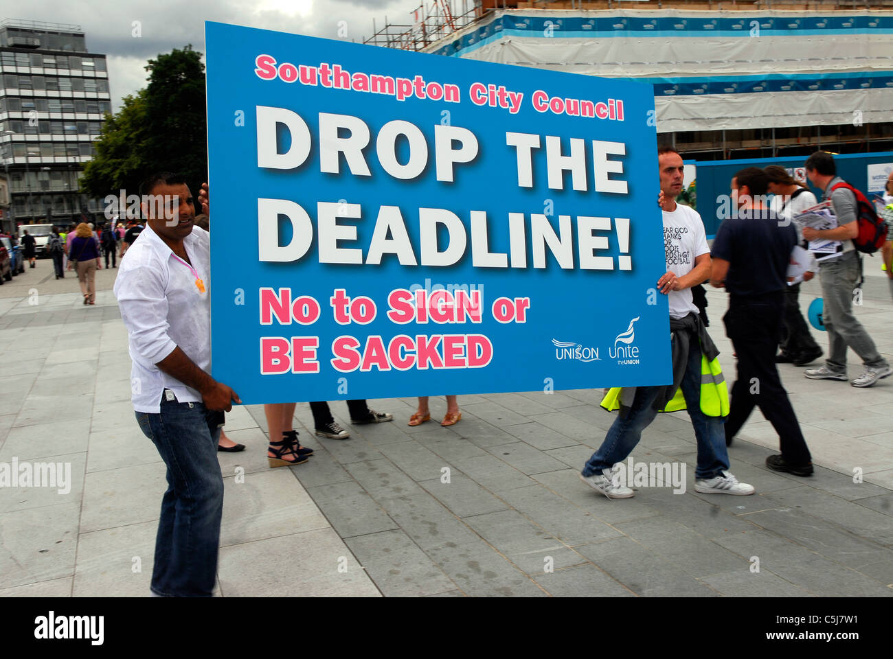 Beschäftigten im öffentlichen Dienst auffällig während protestieren gegen Kürzungen der öffentlichen Sektor & Southampton Stadtrat, 30. Juni 2011. Stockfoto