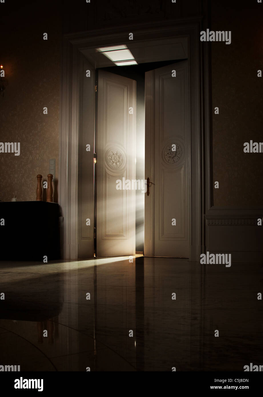 Geheimnisvolle Lichtstrahlen hinter Tür Stockfoto