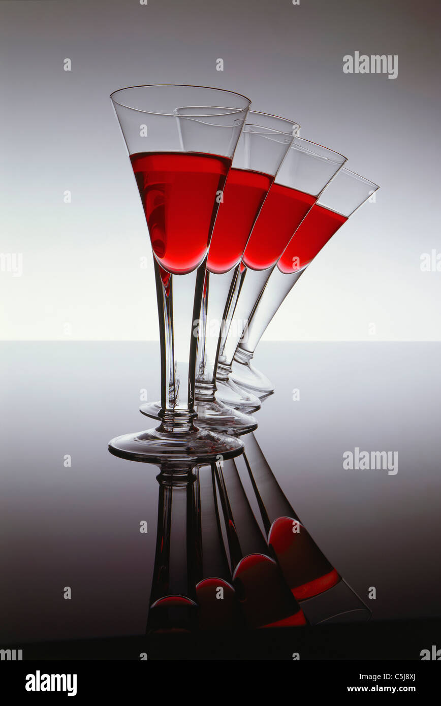 Still-Leben stürzen über Weingläser mit ungestörten Rotwein in jedes Glas. Stockfoto