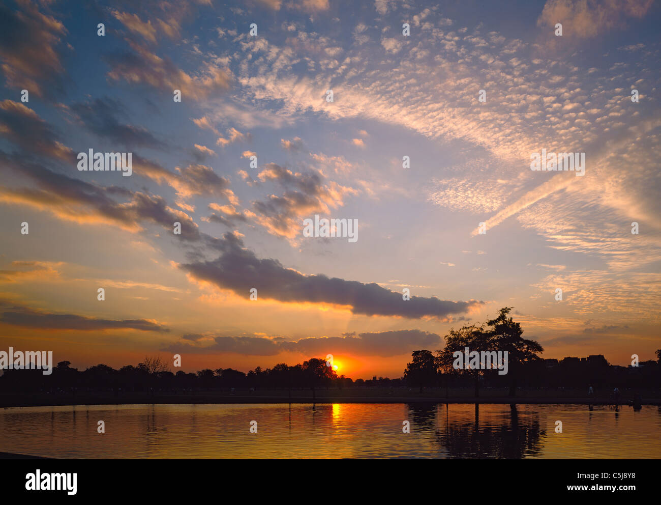 Schönen Sonnenuntergang Himmel reflektiert in einem Teich auf Clapham Common, London, England. Stockfoto
