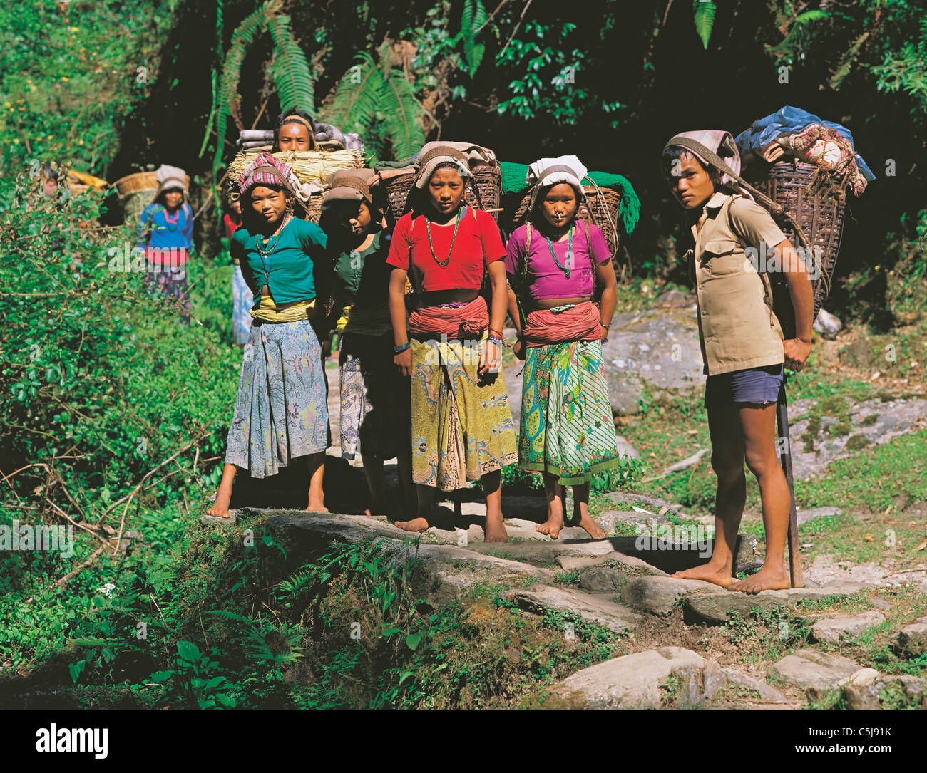 Gruppe von Jugendlichen die Güter zurück in ihr Heimatdorf in der Makalu Region Osten Nepals Handel unterwegs. Stockfoto