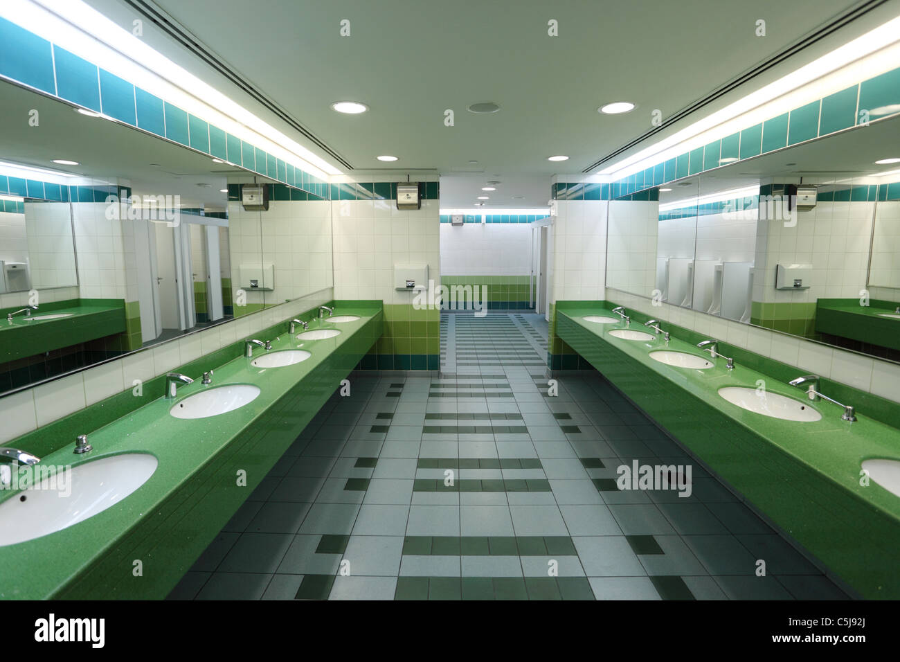 Innenraum einer modernen öffentlichen Toilette Stockfoto