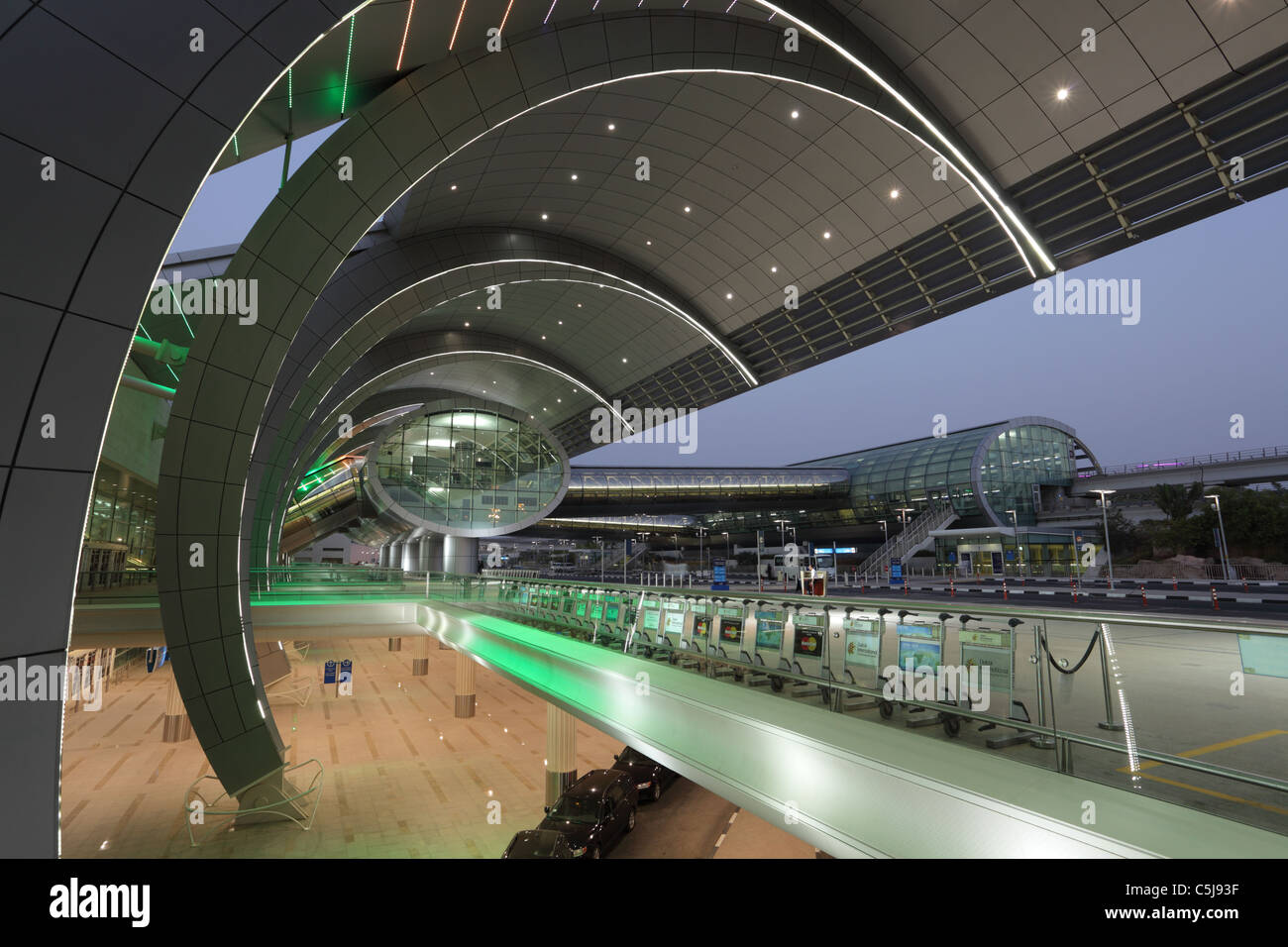 Futuristische Architektur in Dubai Airport Terminal 3 Stockfoto