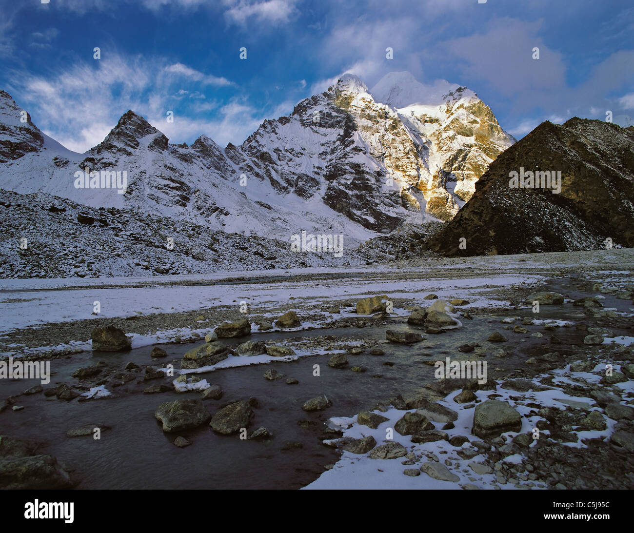 Die Ostwand des Chamlang und das Quellgebiet des Flusses Barun bei Sherson in der Makalu Region Osten Nepals Stockfoto
