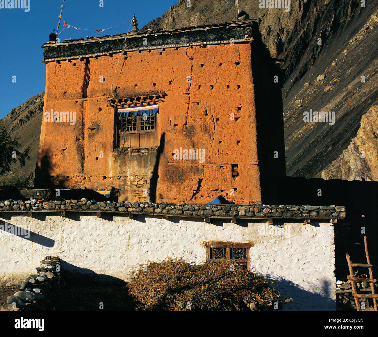 Das Dorf Schrein oder Gompa mit Klippen hinter in der Ortschaft Kagbeni im südlichen Mustang in West-Nepal Stockfoto