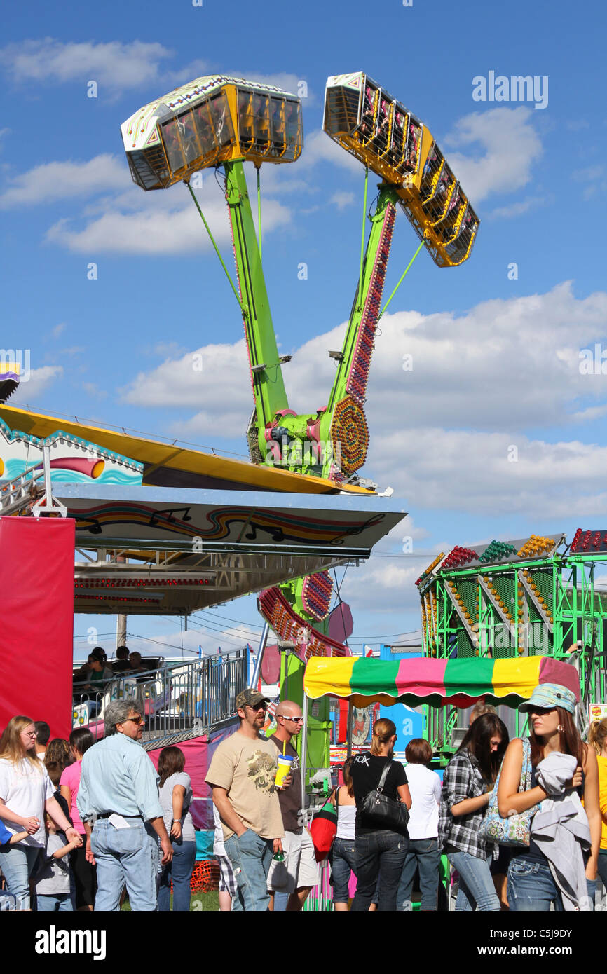 Fahrgeschäften und Menschen. Canfield Fair. Mahoning County Fair. Canfield, Ohio, USA. Stockfoto