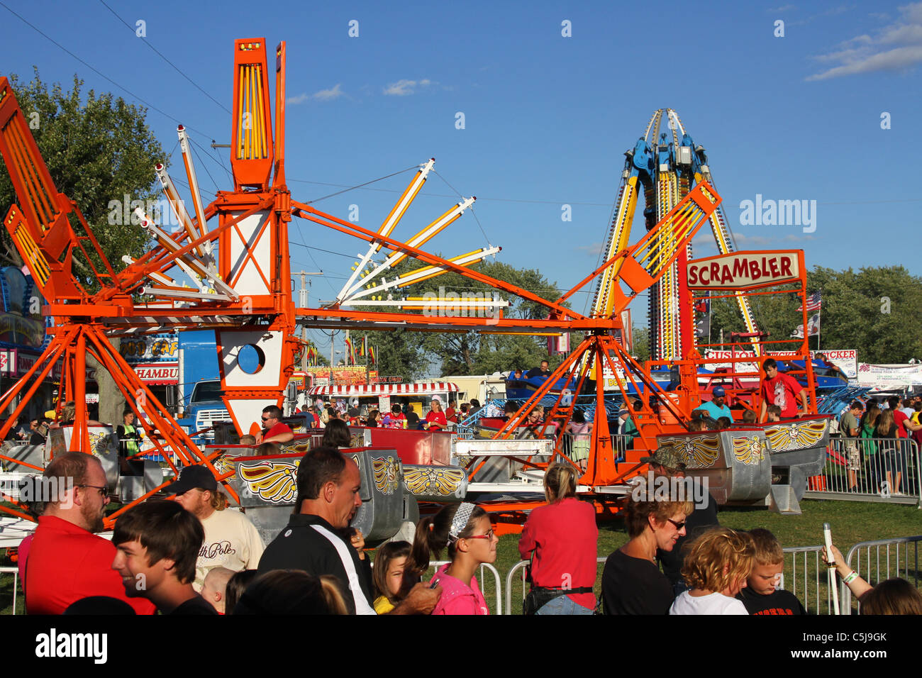Fahrgeschäften und Menschen. Canfield Fair. Mahoning County Fair. Canfield, Ohio, USA. Stockfoto