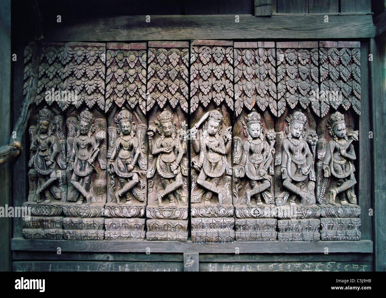 17. Jahrhundert Fries mit geschnitzten Holzfiguren in eine Tempelanlage in Patan im Kathmandu-Tal, Nepal Stockfoto