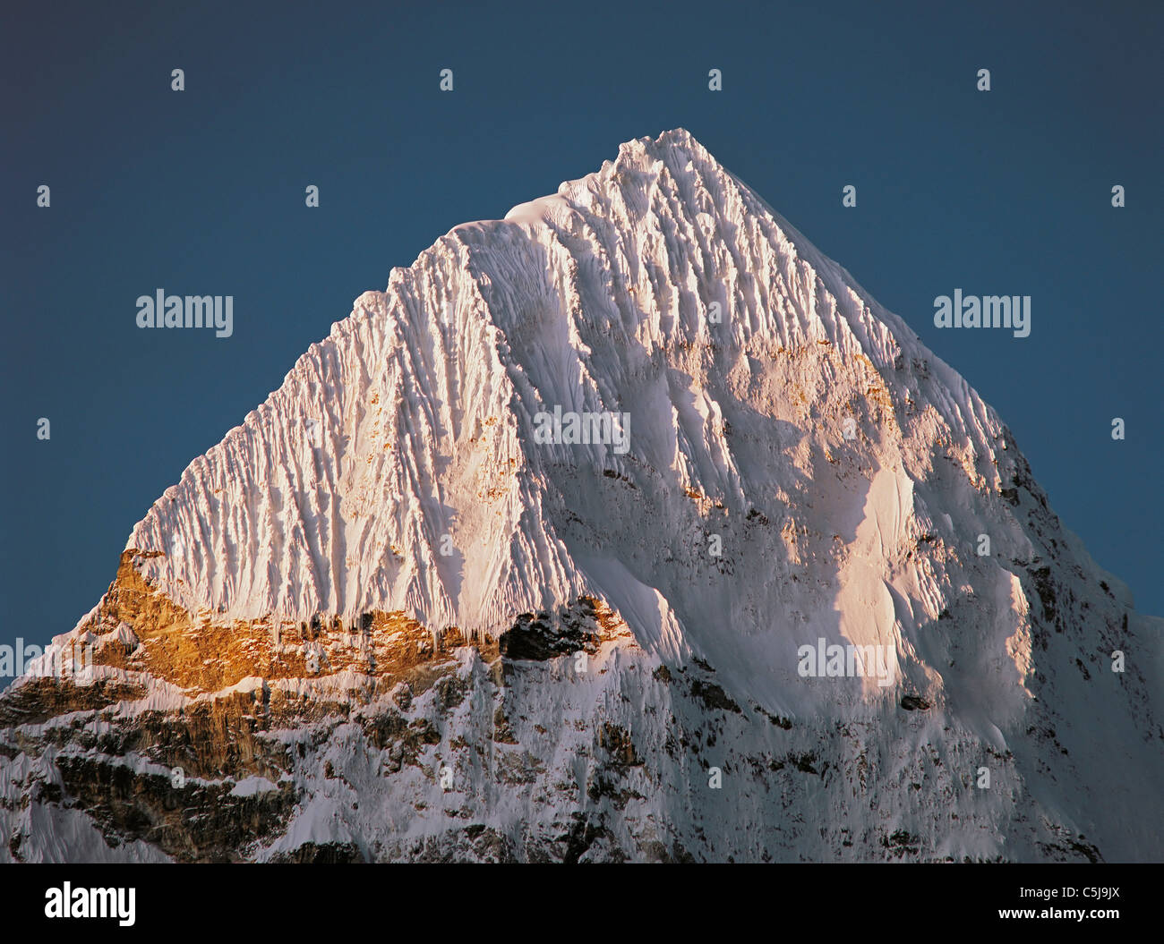 Der Gipfel des Keils Peak aus Pang Pema in der Kangchenjunga Region Osten Nepals. Stockfoto