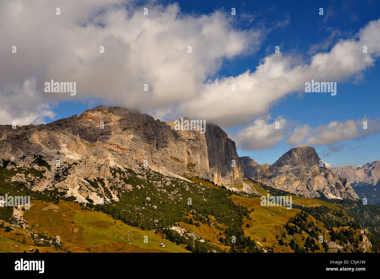 Wolken über der Cierspitze-Gruppe mit weit entfernten Sassongher aus dem Grödner Joch in den Dolomiten, Norditalien. Stockfoto