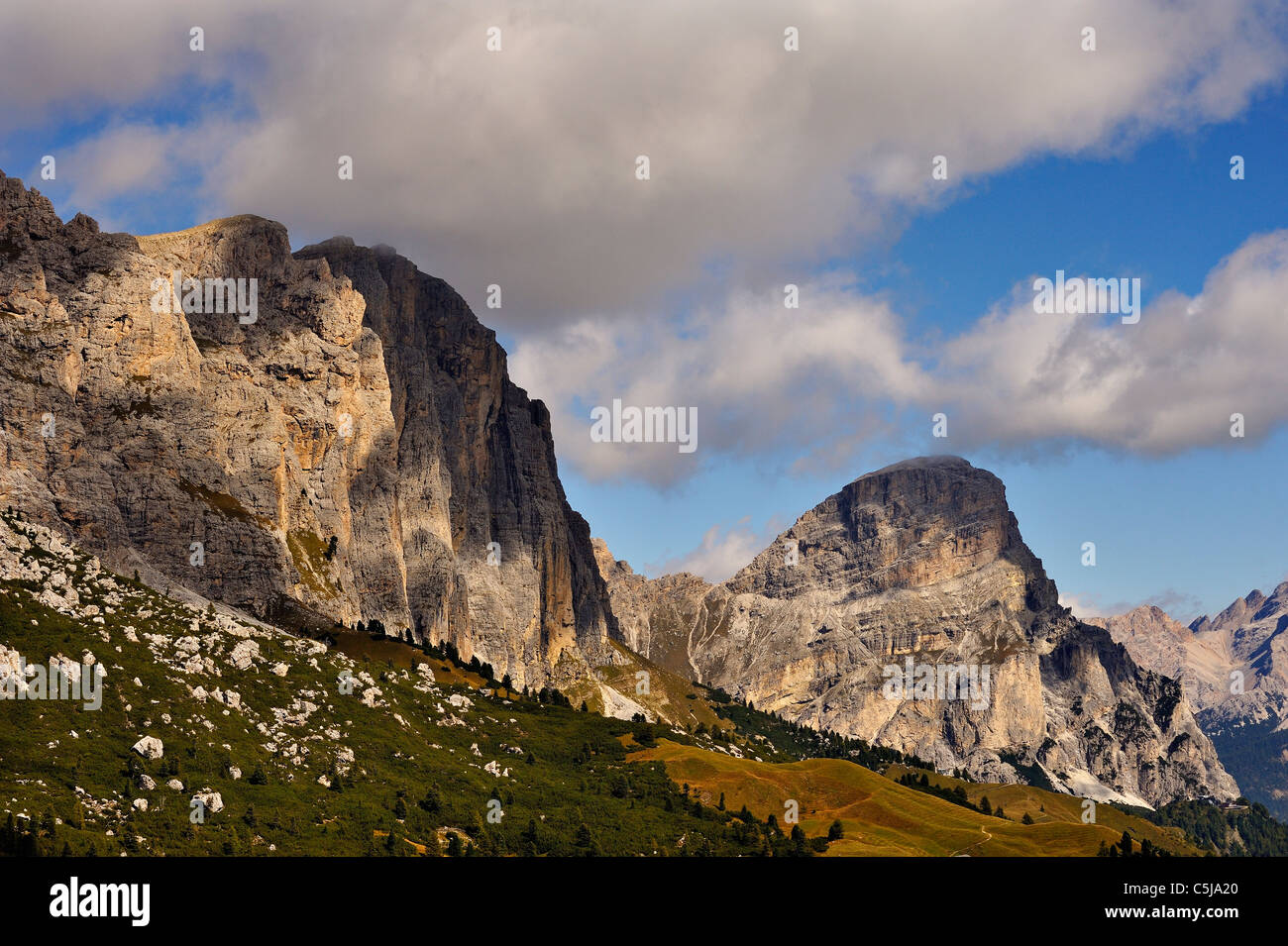 Cloud-Schatten auf der Cierspitze-Gruppe mit weit entfernten Sassongher aus dem Grödner Joch in den Dolomiten, Norditalien. Stockfoto