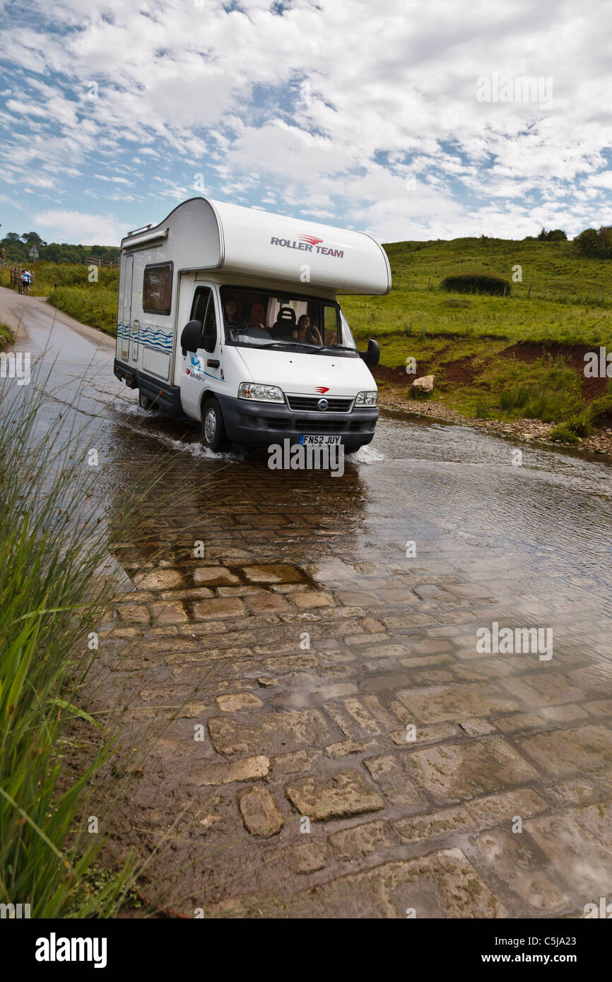 Wohnmobil fahren durch eine Furt in der Nähe von Tissington, Peak District National Park, Derbyshire Stockfoto