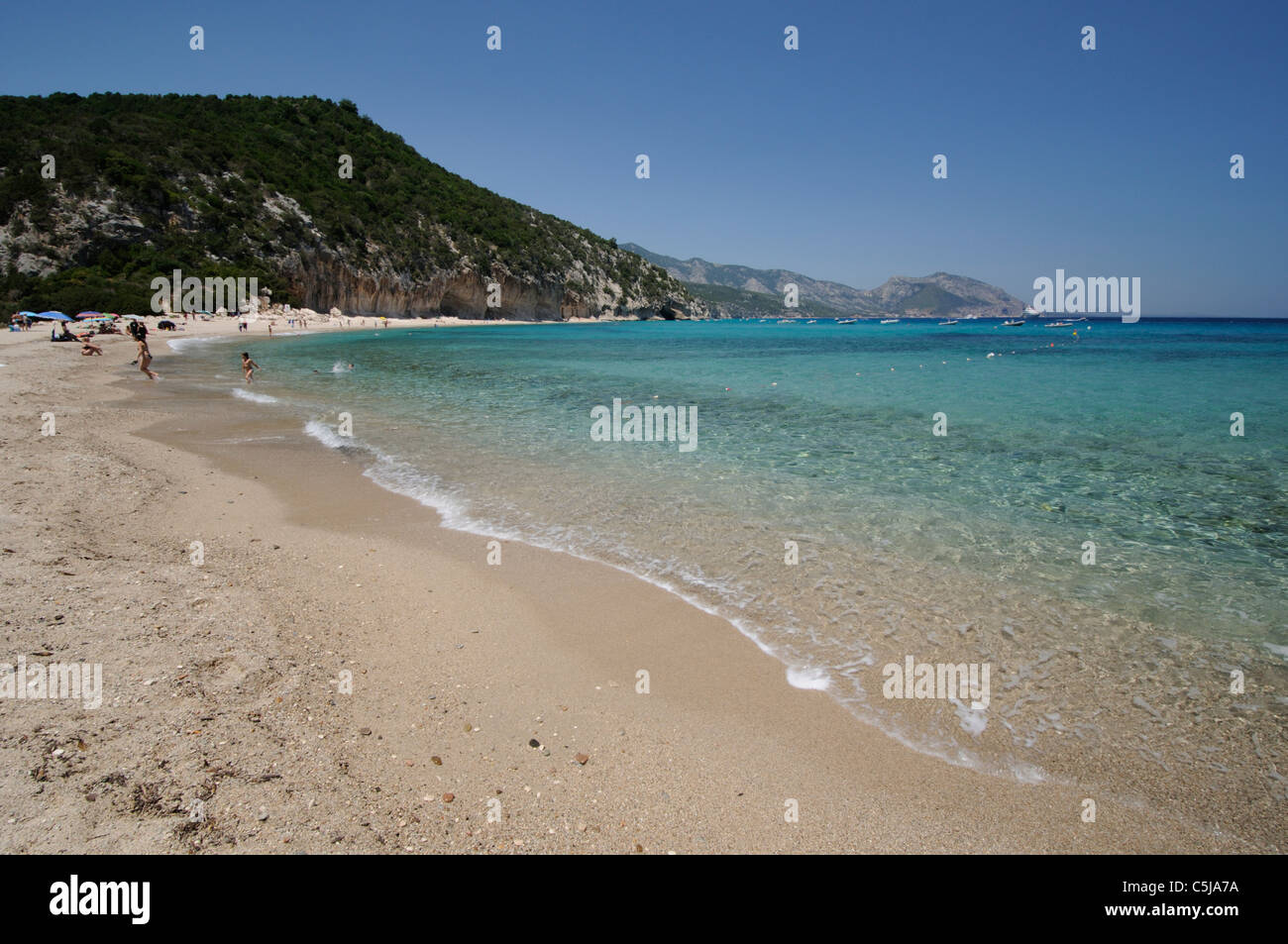 Sand, Menschen und klares Wasser am Strand Strand von Cala Luna, Cala Gonone Küste, Dorgali, Sardinien, Italien Stockfoto