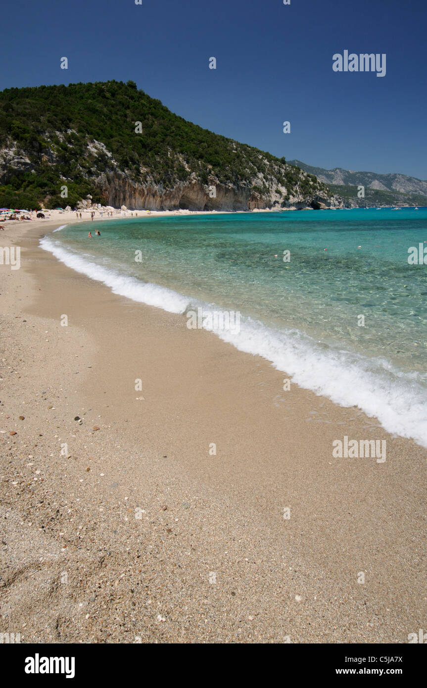 Sand, Menschen und klares Wasser am Strand Strand von Cala Luna, Cala Gonone Küste, Dorgali, Sardinien, Italien Stockfoto