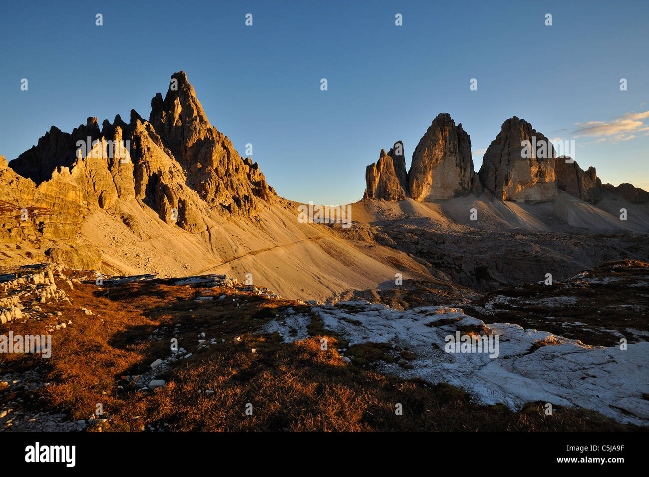 Abendlicht am Paternkofel und die Tre Cime di Lavaredo in den Sextner Dolomiten Region Norditaliens. Stockfoto