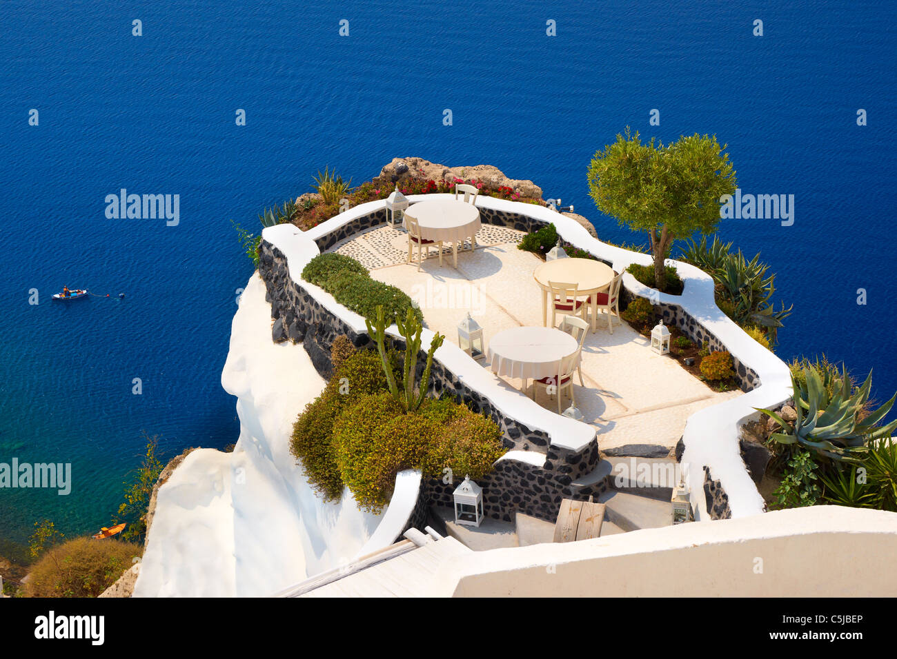 Santorini - Restaurant-Terrasse mit Meer Blick, Oia, Santorini Insel, Kykladen, Griechenland Stockfoto