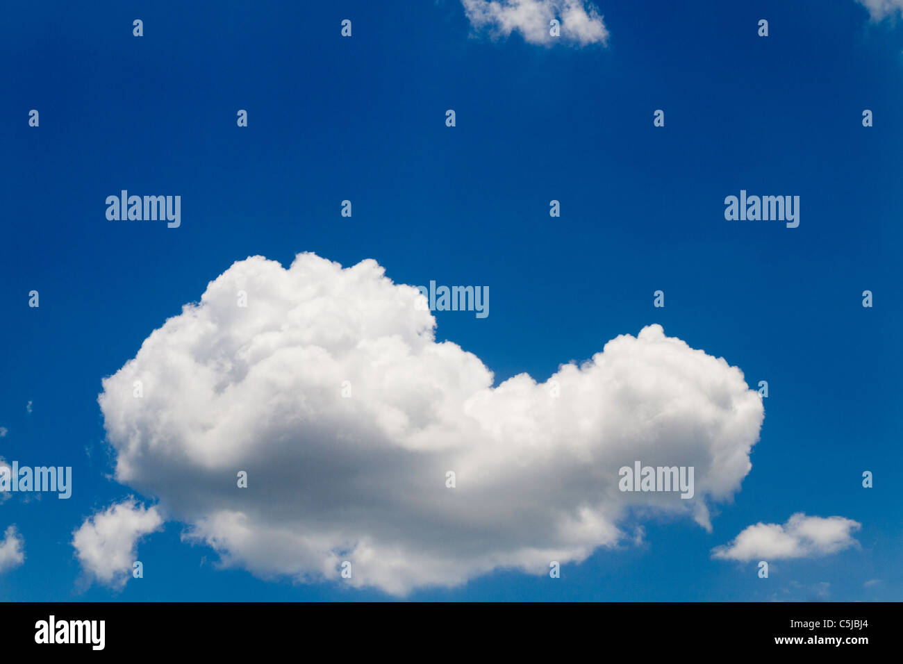 Kleine weiße Wolken am blauen Himmel Stockfoto