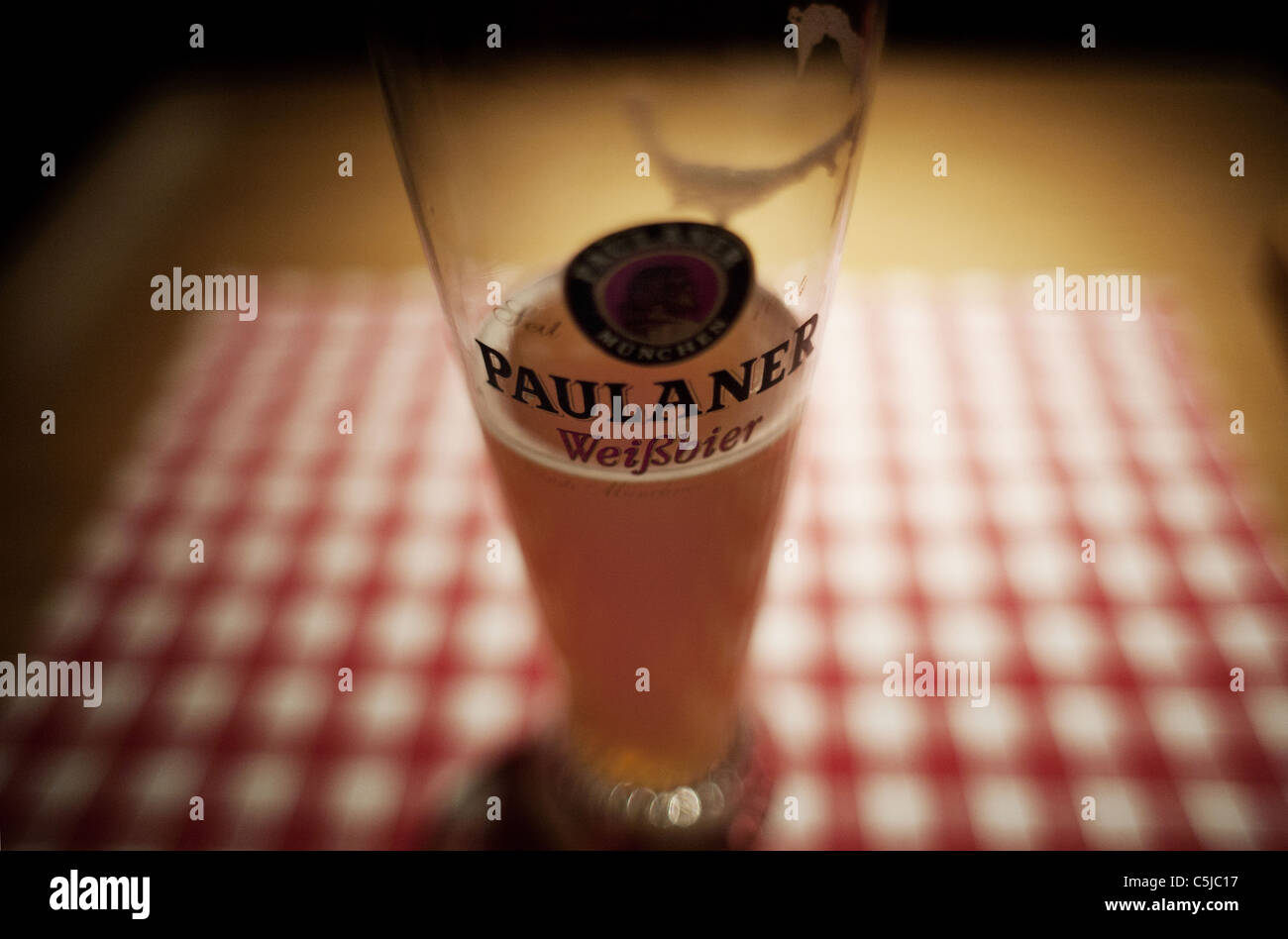 Paulaner Bier Stockfotos und -bilder Kaufen - Alamy