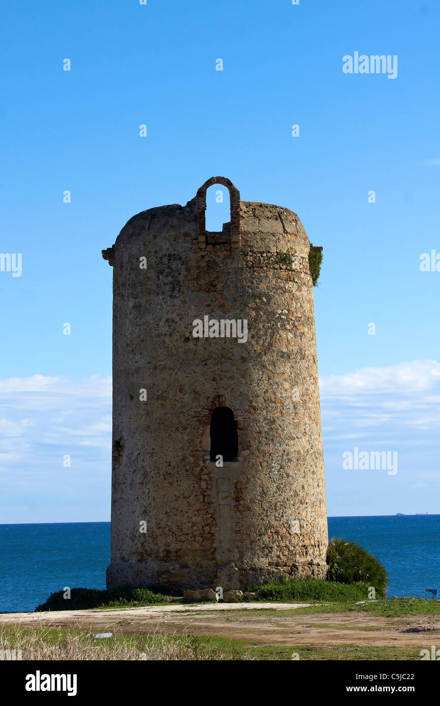 Turm am Strand blauen Himmel La Línea Cádiz Costa del Sol Stockfoto