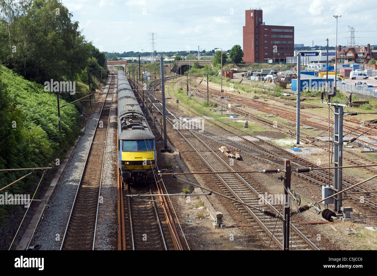High-Speed-Personenzug auf der Norwich nach London mainline, vorbei an der East Suffolk-Kreuzung, Ipswich, Suffolk, UK. Stockfoto