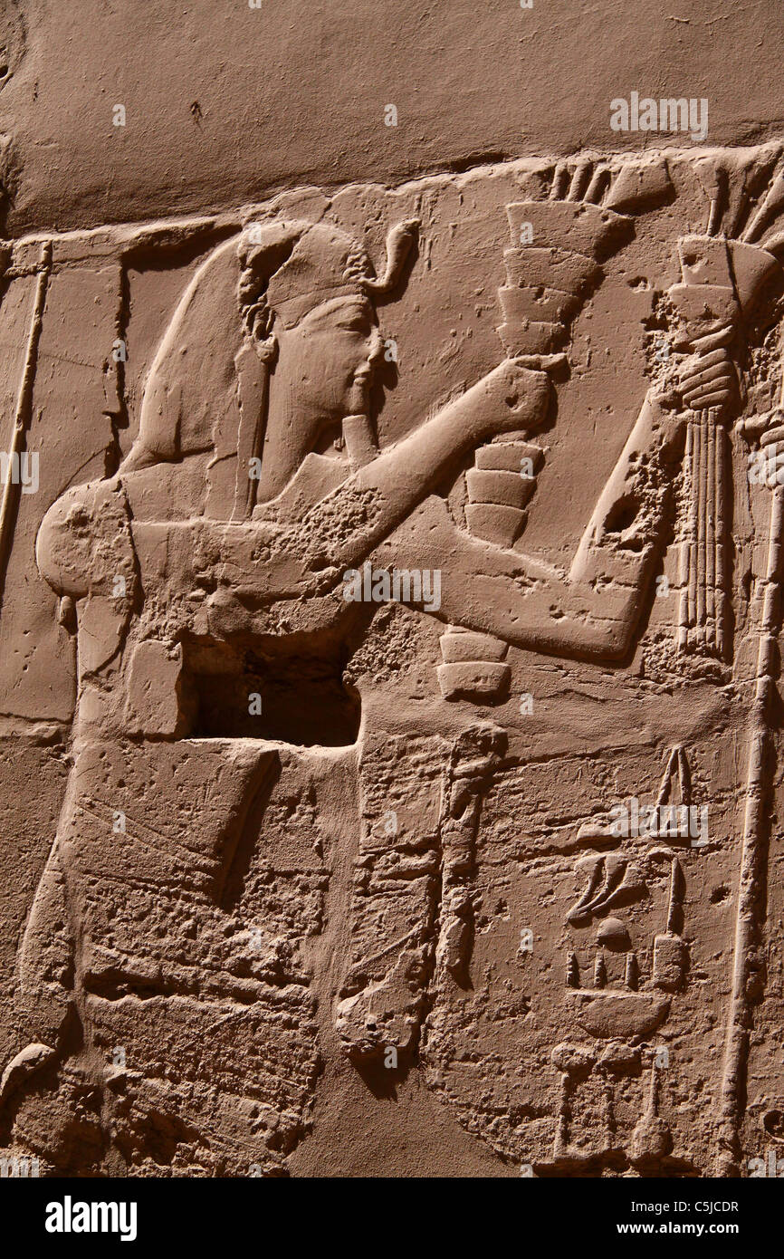 König Ramses kniend und geben Angebote im Karnak-Tempel Stockfoto