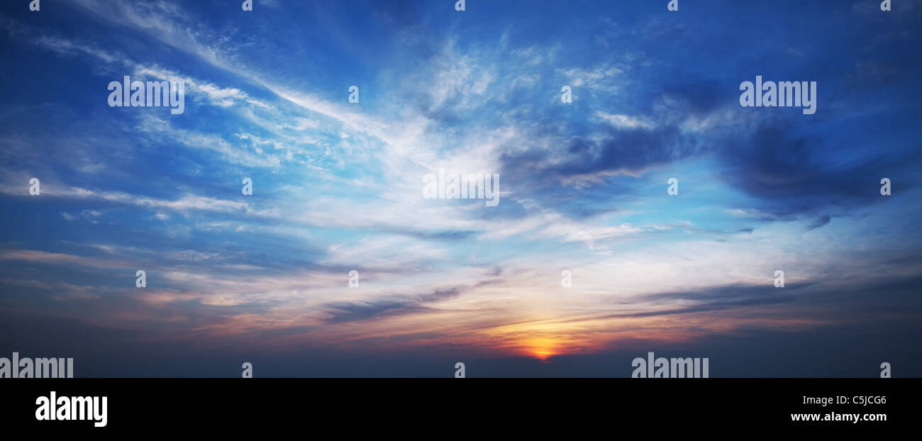 Himmel bei Sonnenuntergang. Panorama-Aufnahme. Stockfoto