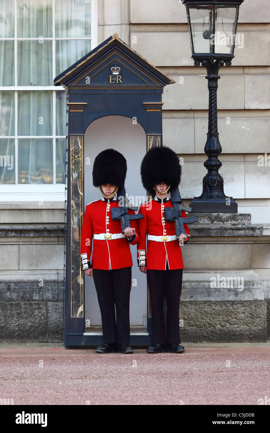 Zwei Scots Guards der Royal Queen Wachen draussen ein Sentry box, Buckingham Palace, London, England Stockfoto