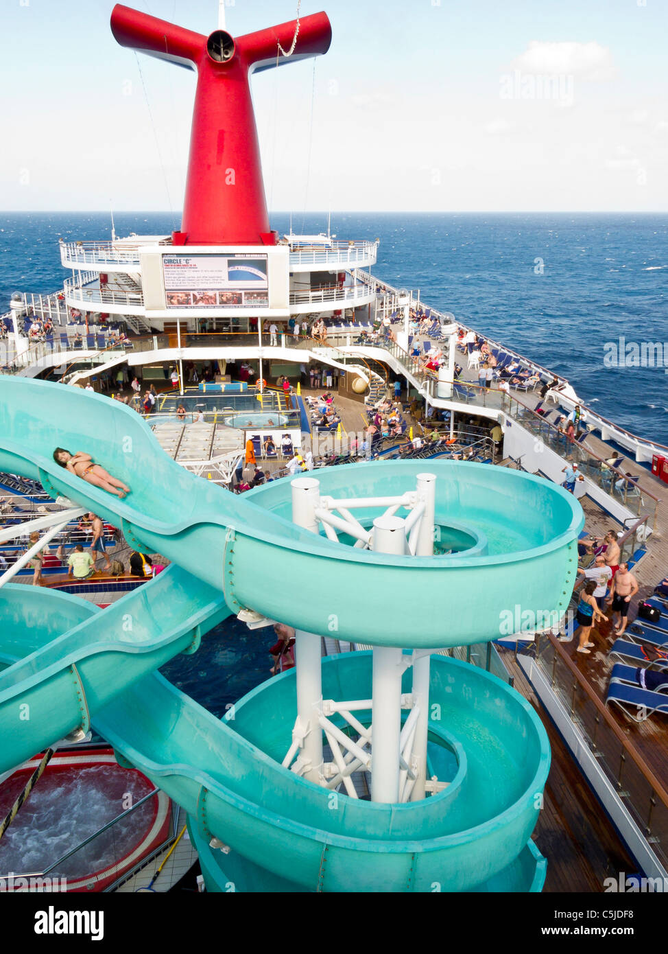 Junges Mädchen gleiten auf Wasserrutsche auf Kreuzfahrtschiff Carnival Triumph im Golf von Mexiko Stockfoto