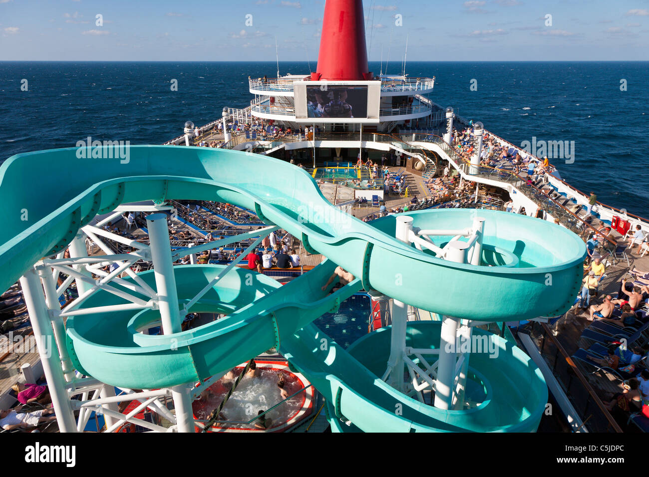 Kreuzfahrt-Passagiere an Deck und Wasserrutsche auf der Carnival Triumph Kreuzfahrtschiff im Golf von Mexiko Stockfoto