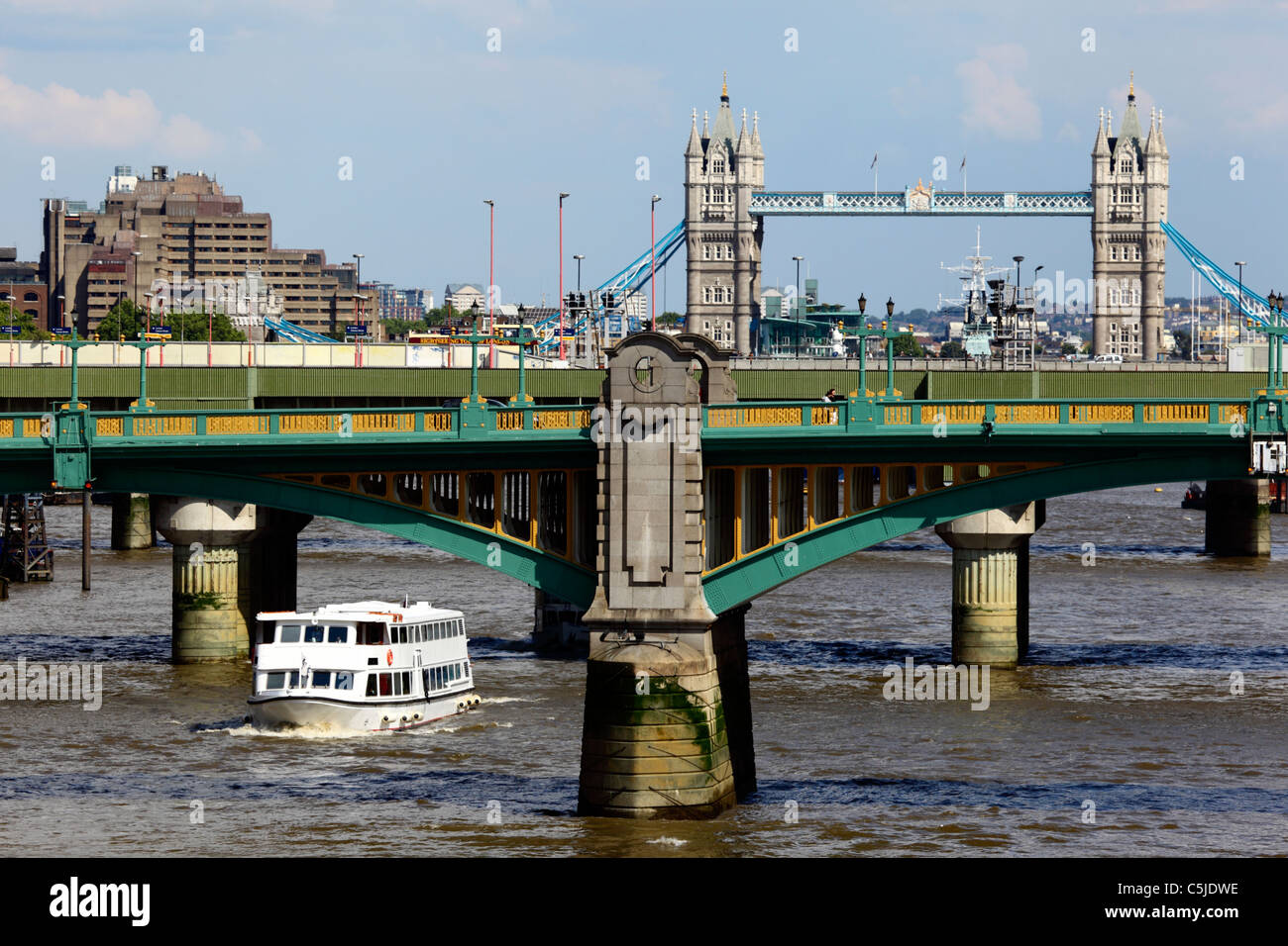 Blick entlang der Themse Brücke, die Southwark Bridge im Vordergrund, London, Turm, England Stockfoto